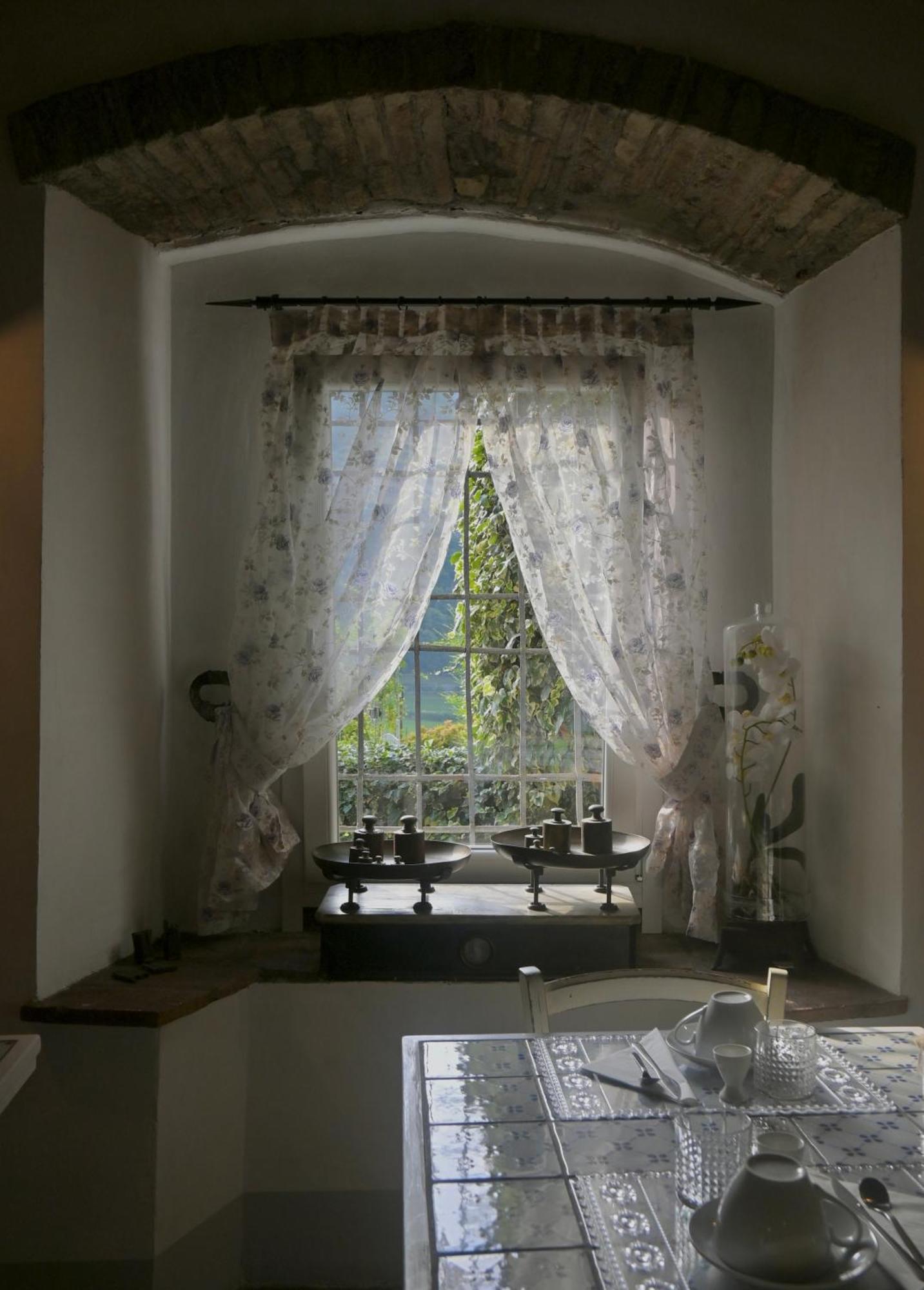 บีแอนด์บี กาซา เดล นอนโน Bed & Breakfast Adrara San Rocco ภายนอก รูปภาพ