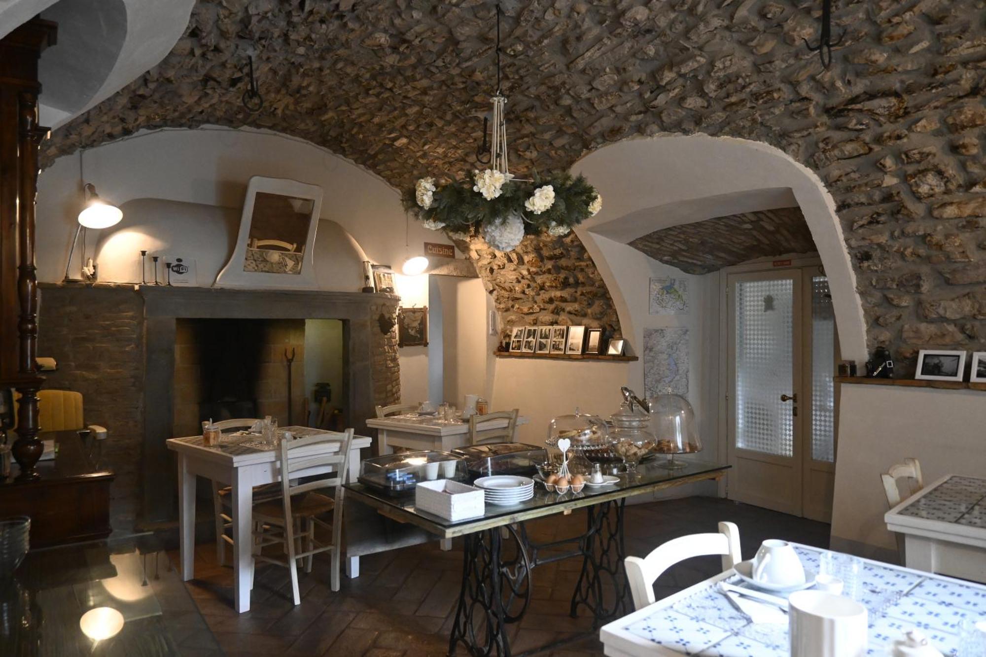 บีแอนด์บี กาซา เดล นอนโน Bed & Breakfast Adrara San Rocco ภายนอก รูปภาพ
