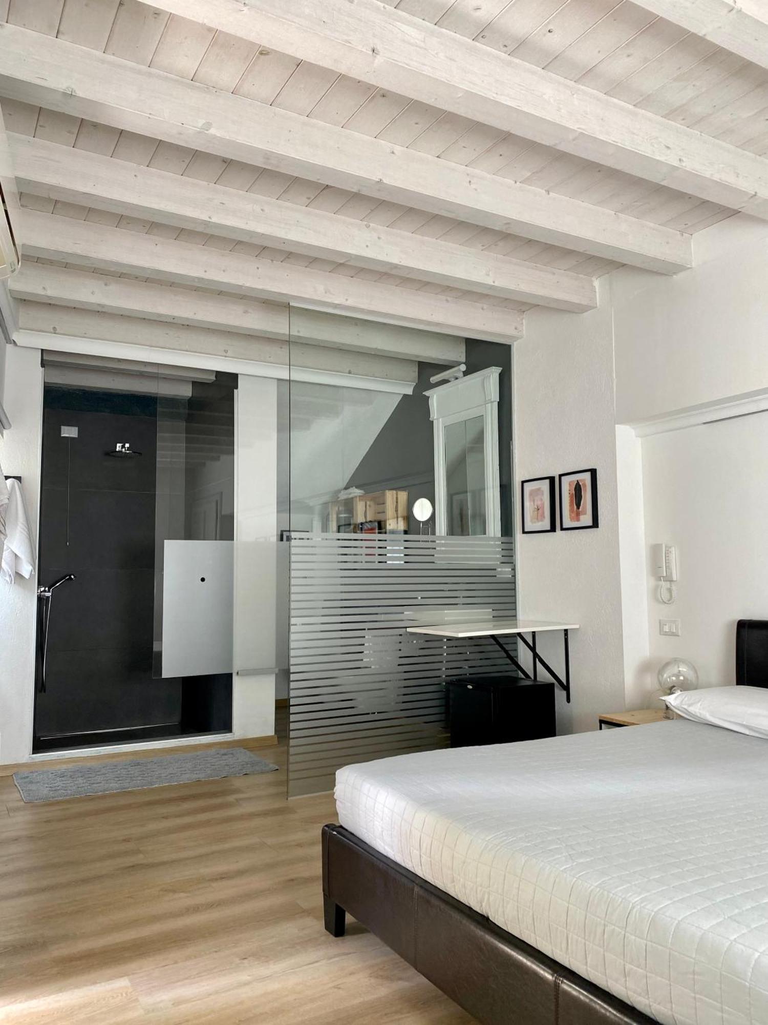 บีแอนด์บี กาซา เดล นอนโน Bed & Breakfast Adrara San Rocco ภายนอก รูปภาพ