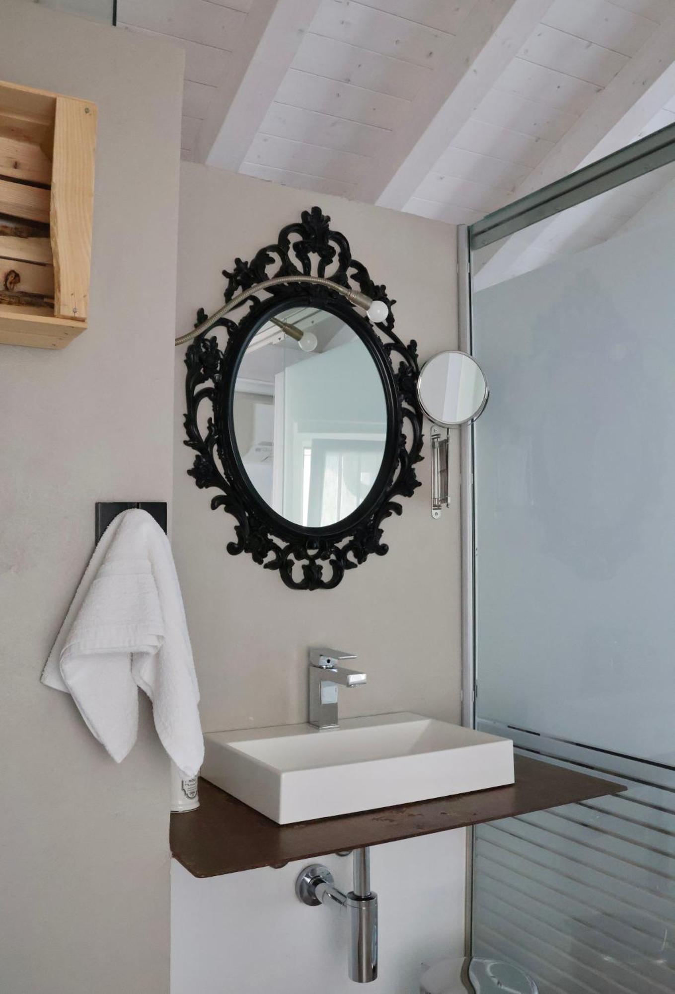 บีแอนด์บี กาซา เดล นอนโน Bed & Breakfast Adrara San Rocco ภายนอก รูปภาพ